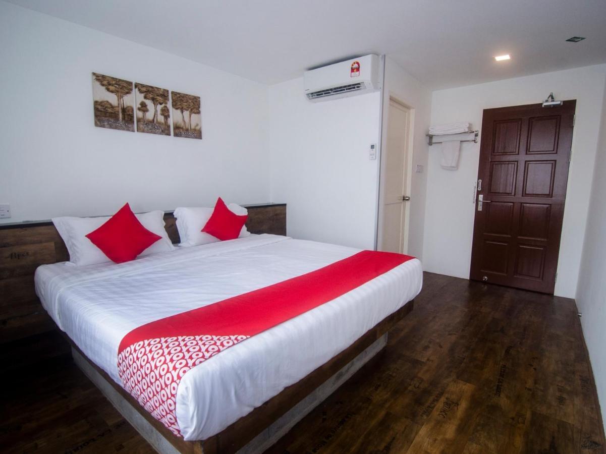 Oyo 836 Mandurah Room & Cafe Kuching Exterior foto