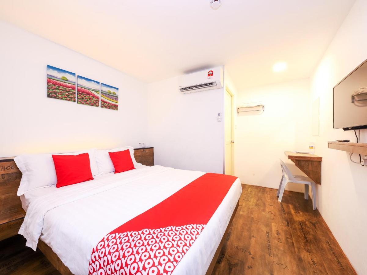 Oyo 836 Mandurah Room & Cafe Kuching Exterior foto